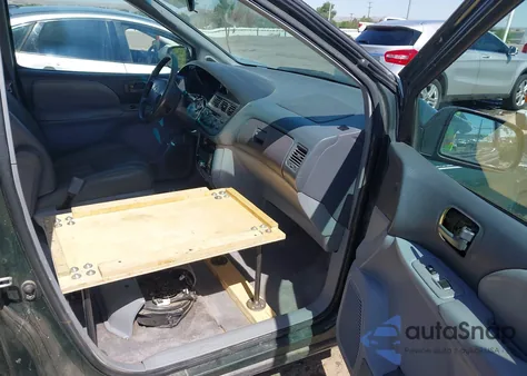 2000 Toyota Sienna Le/Xle z USA, uszkodzony, nr VIN 4T3ZF13C8YU215604